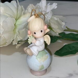 Precious Moments 1999 Peace On Earth Ornament 679259